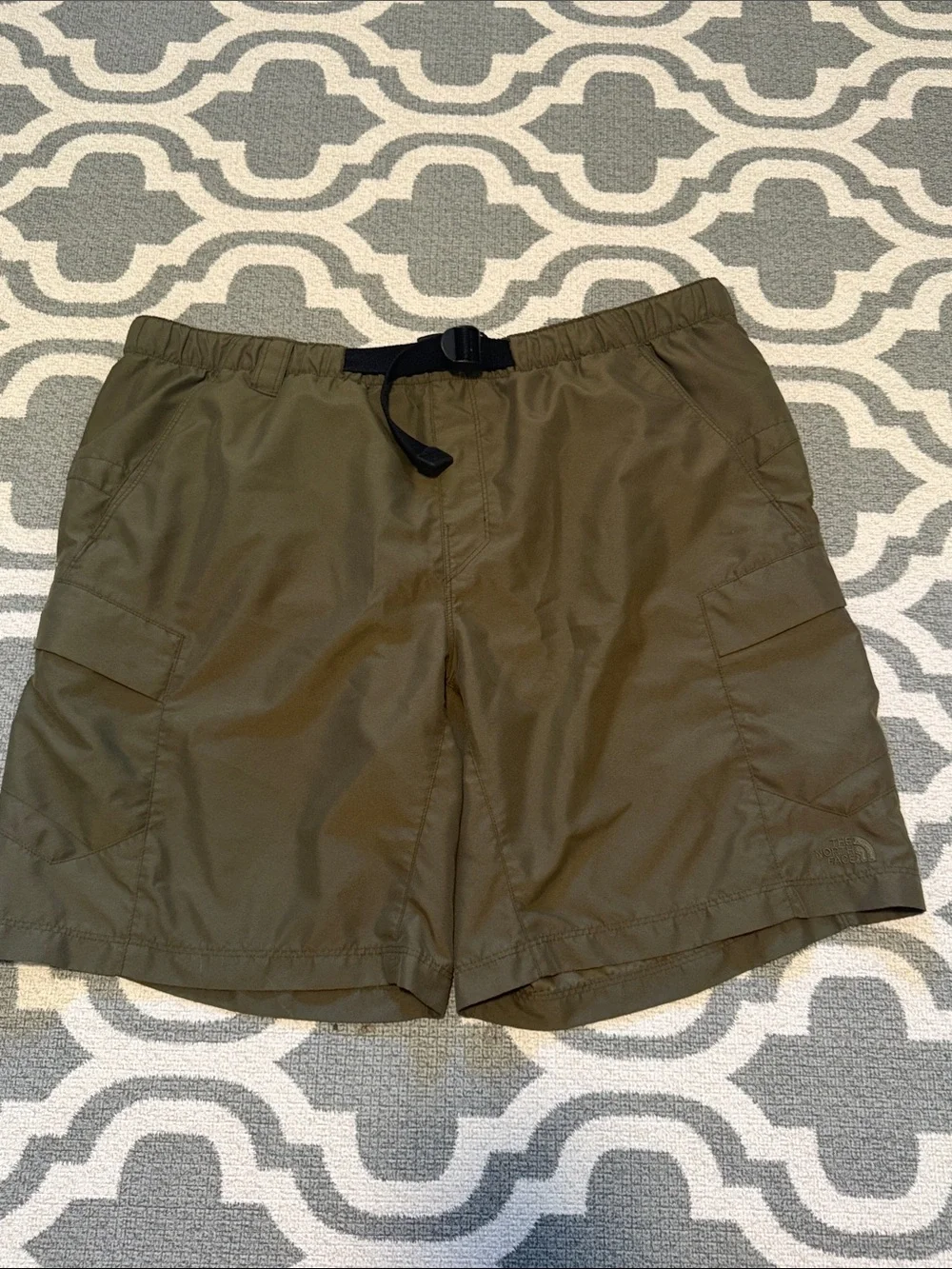 The North Face Men’s XL Olive Army Green drawstring lined shorts built in belt